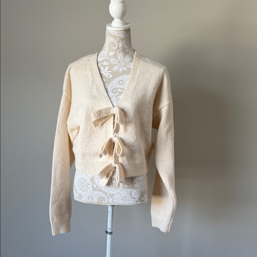 Cream Cropped Sweater with Bow Accents sz S - Picture 10 of 11